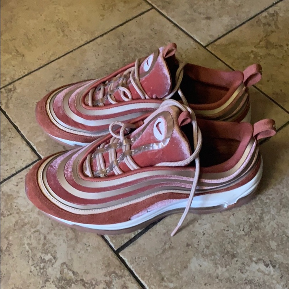 Women’s suede and velour Air max